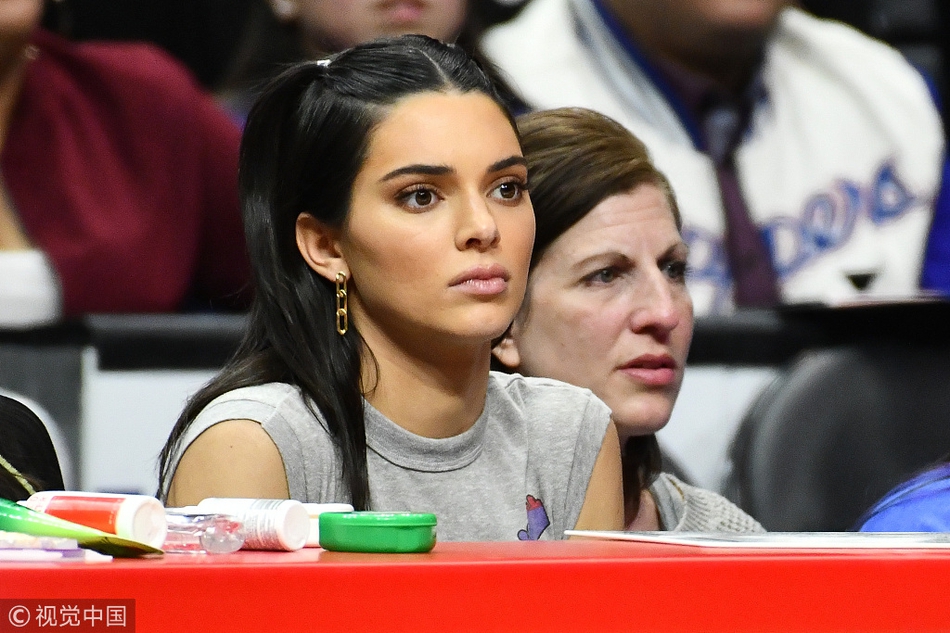 肯达尔・詹娜观看球星男友比赛 欢呼打call成小迷妹卖力尽职