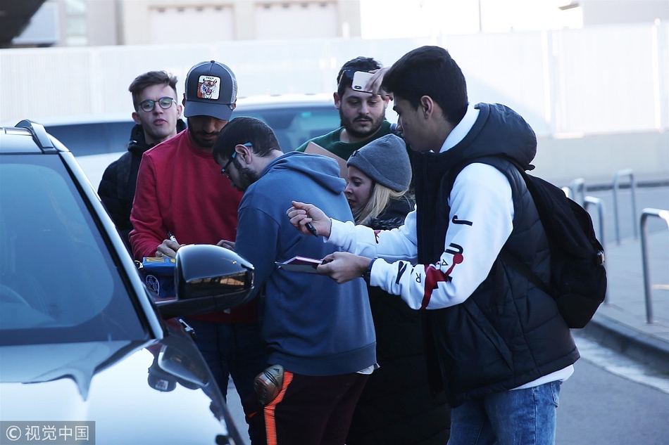 梅西苏牙机场现身 遇热情球迷围堵求签名合影