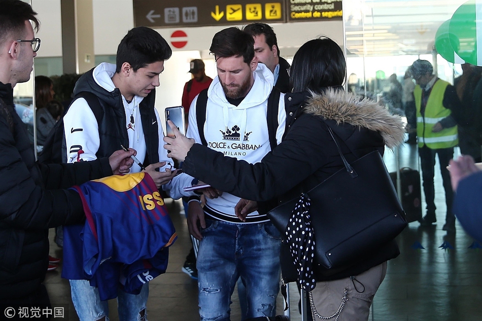 梅西苏牙机场现身 遇热情球迷围堵求签名合影