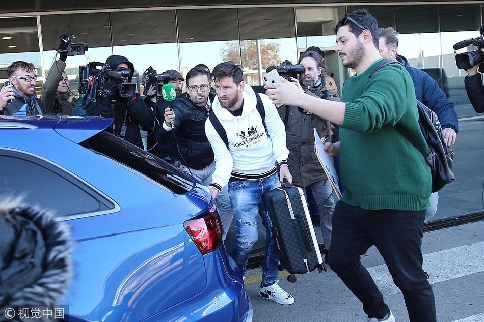 梅西苏牙机场现身 遇热情球迷围堵求签名合影