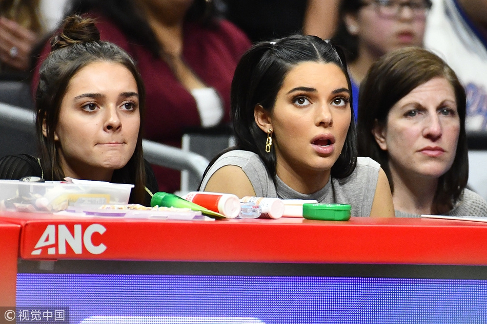 肯达尔・詹娜观看球星男友比赛 欢呼打call成小迷妹卖力尽职