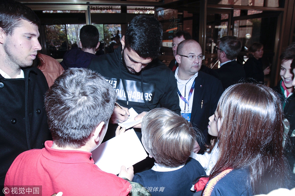 梅西、苏牙赴医院出席活动送关怀 与孩子互动爱心满满