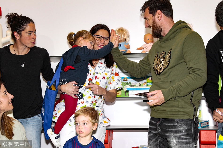 梅西、苏牙赴医院出席活动送关怀 与孩子互动爱心满满