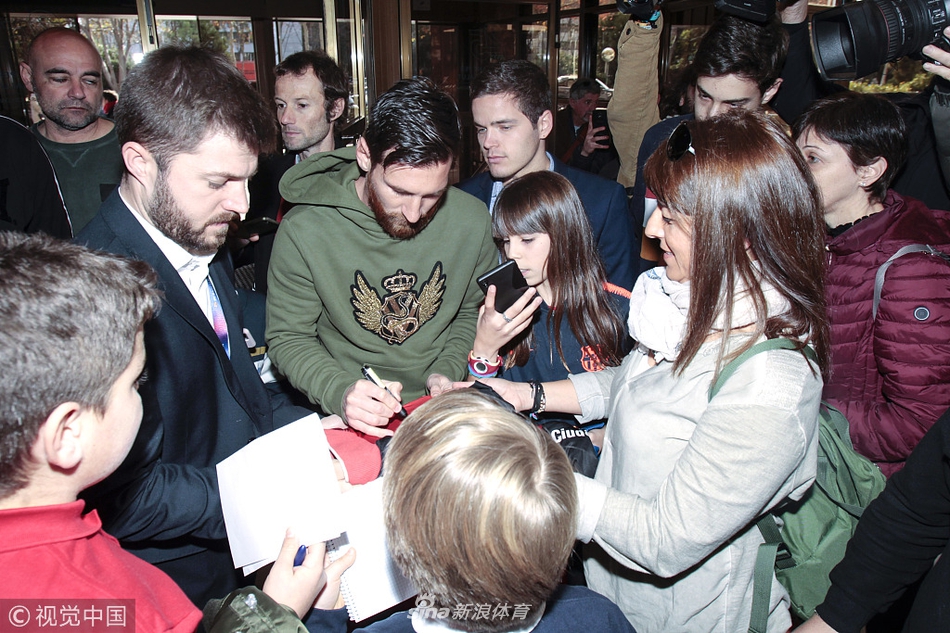 梅西、苏牙赴医院出席活动送关怀 与孩子互动爱心满满