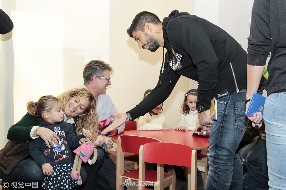 梅西、苏牙赴医院出席活动送关怀 与孩子互动爱心满满