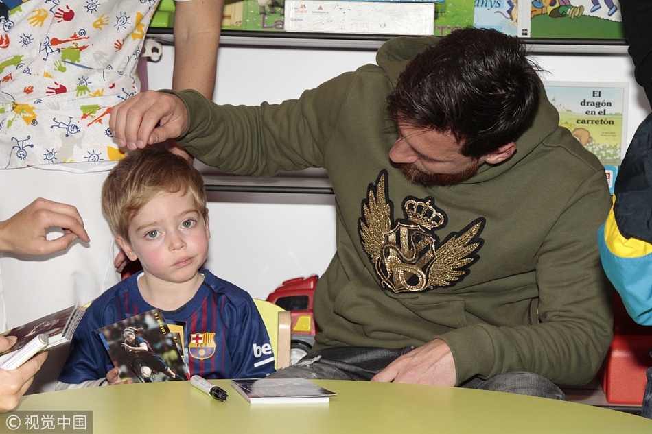 梅西、苏牙赴医院出席活动送关怀 与孩子互动爱心满满