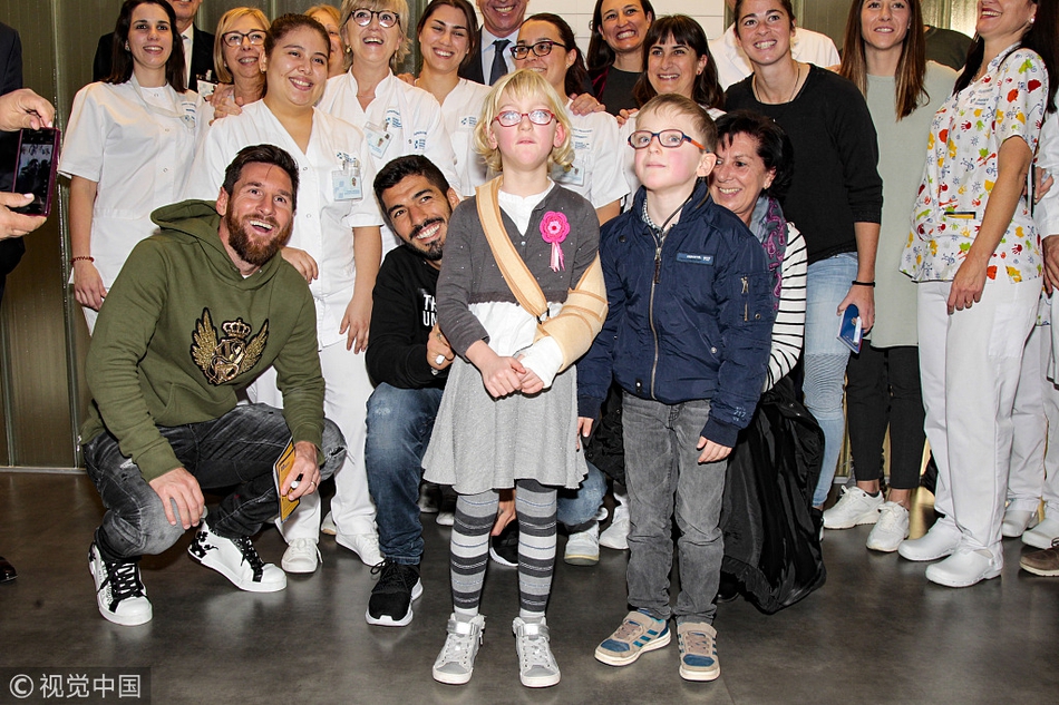 梅西、苏牙赴医院出席活动送关怀 与孩子互动爱心满满