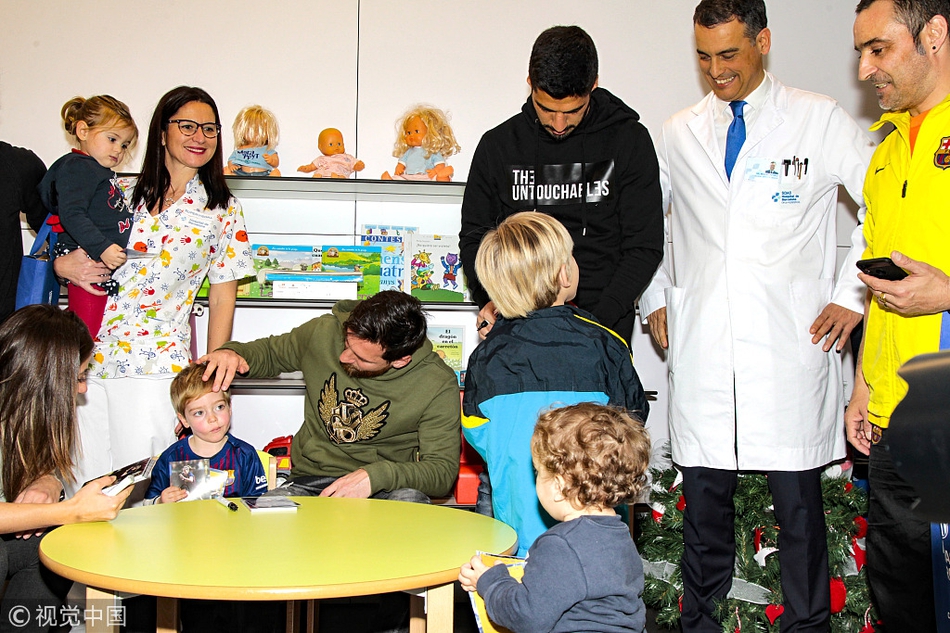 梅西、苏牙赴医院出席活动送关怀 与孩子互动爱心满满