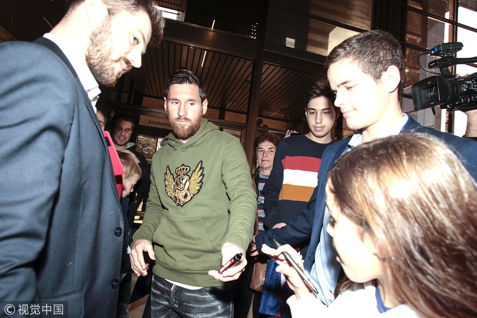 梅西、苏牙赴医院出席活动送关怀 与孩子互动爱心满满