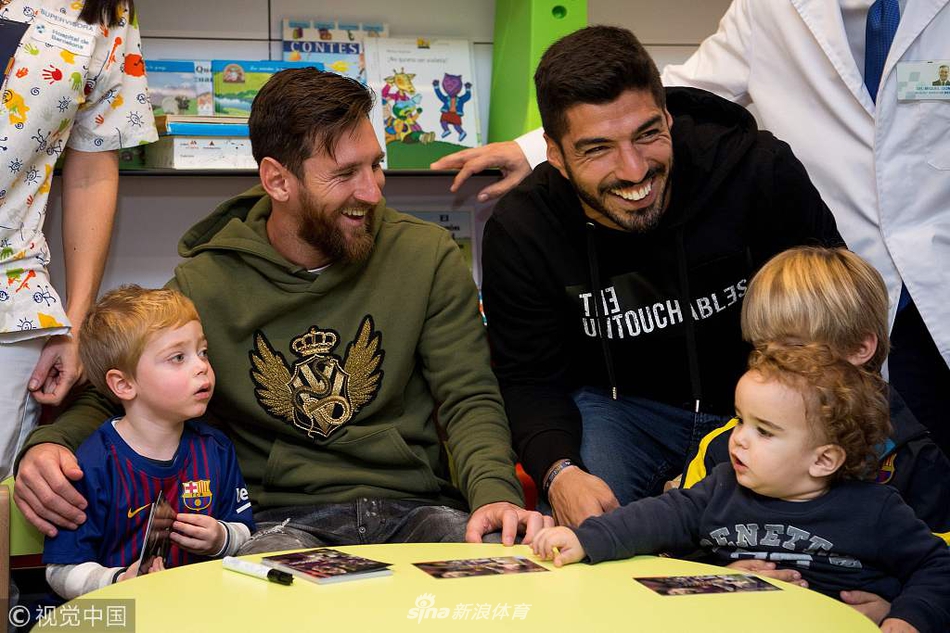 梅西、苏牙赴医院出席活动送关怀 与孩子互动爱心满满