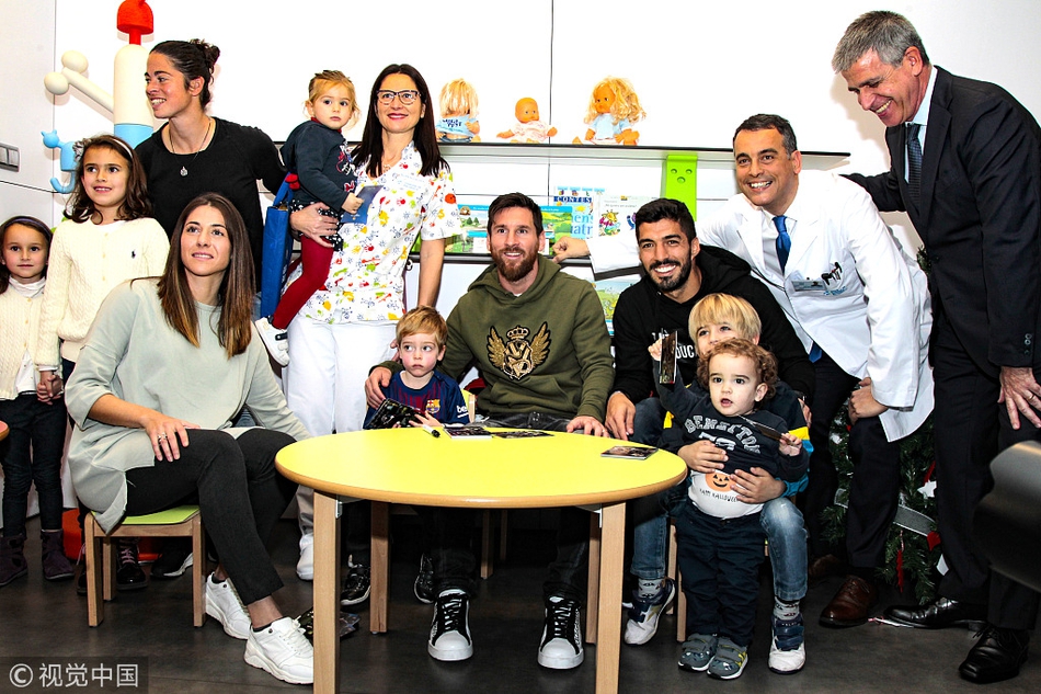 梅西、苏牙赴医院出席活动送关怀 与孩子互动爱心满满