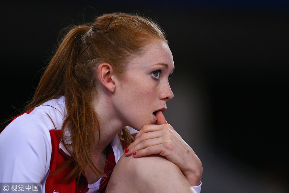 英式篮球甜心霍斯比“以腿服人”