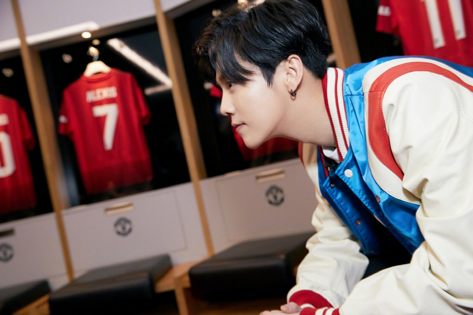 迷弟本弟！鹿晗看曼联比赛目不转睛