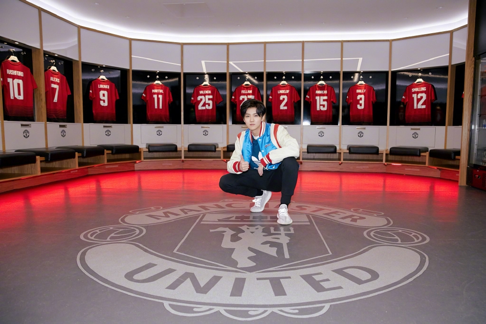 迷弟本弟！鹿晗看曼联比赛目不转睛