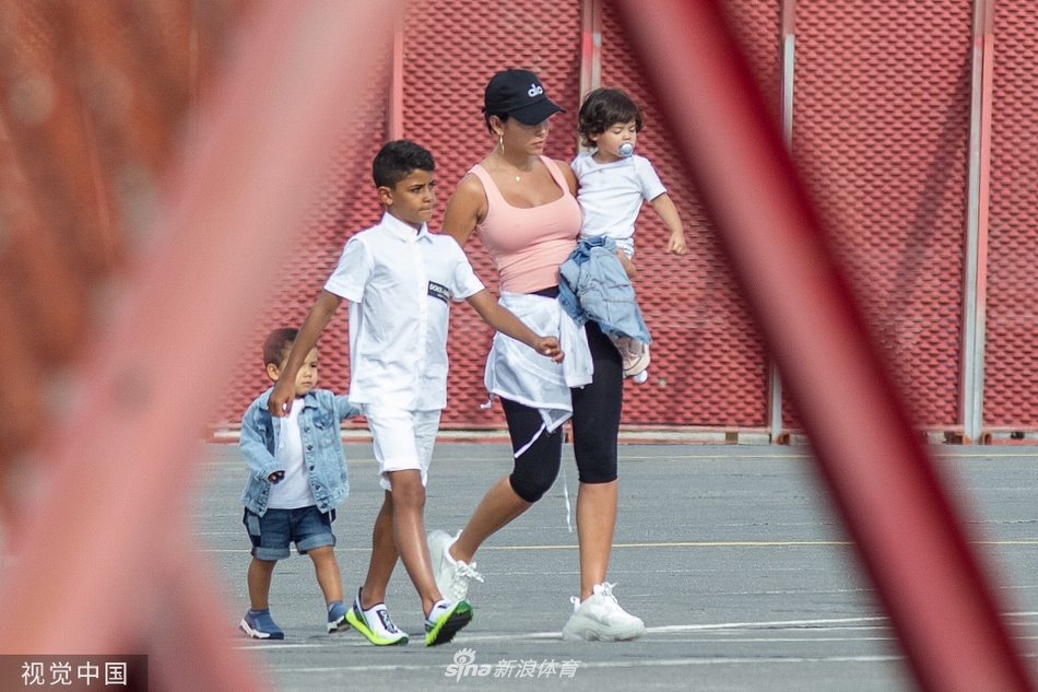 C罗携妻儿坐私人飞机度假