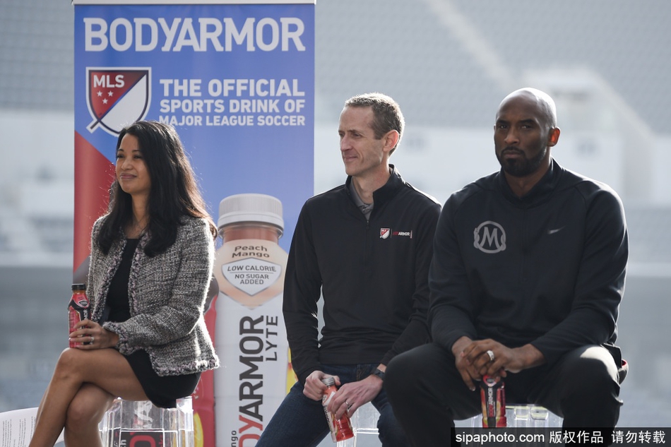 眼神犀利！科比出席活动还是那么帅