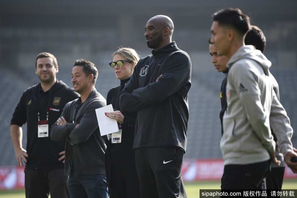 眼神犀利！科比出席活动还是那么帅