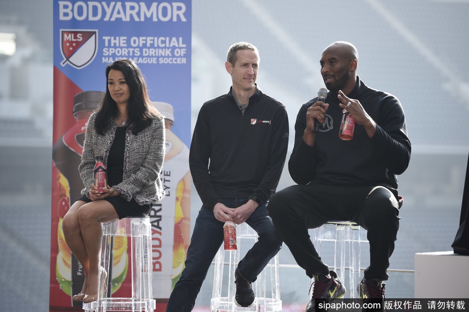 眼神犀利！科比出席活动还是那么帅