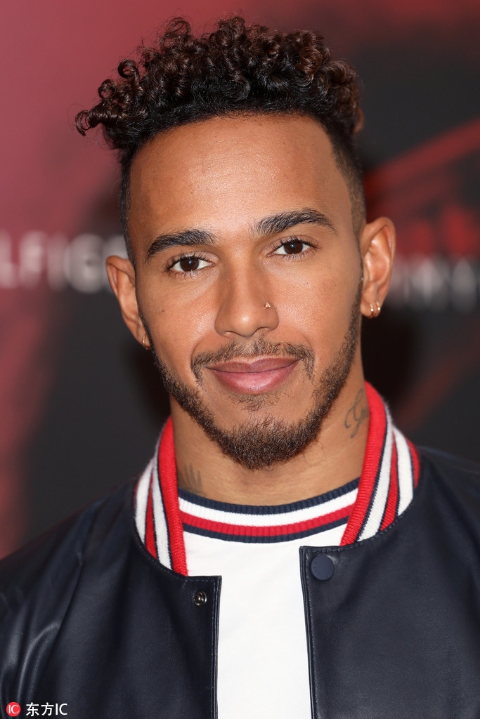 汉密尔顿出席时尚品牌活动