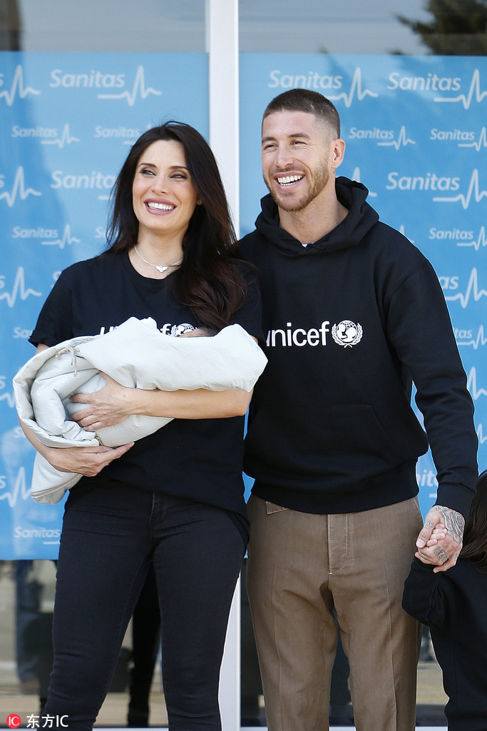 拉莫斯夫妇携襁褓中宝贝公开面对媒体