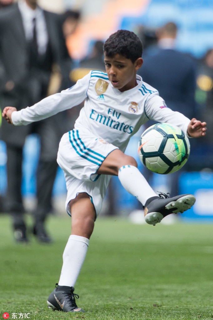 迷你罗小秀脚法模仿C罗倒钩+招牌动作