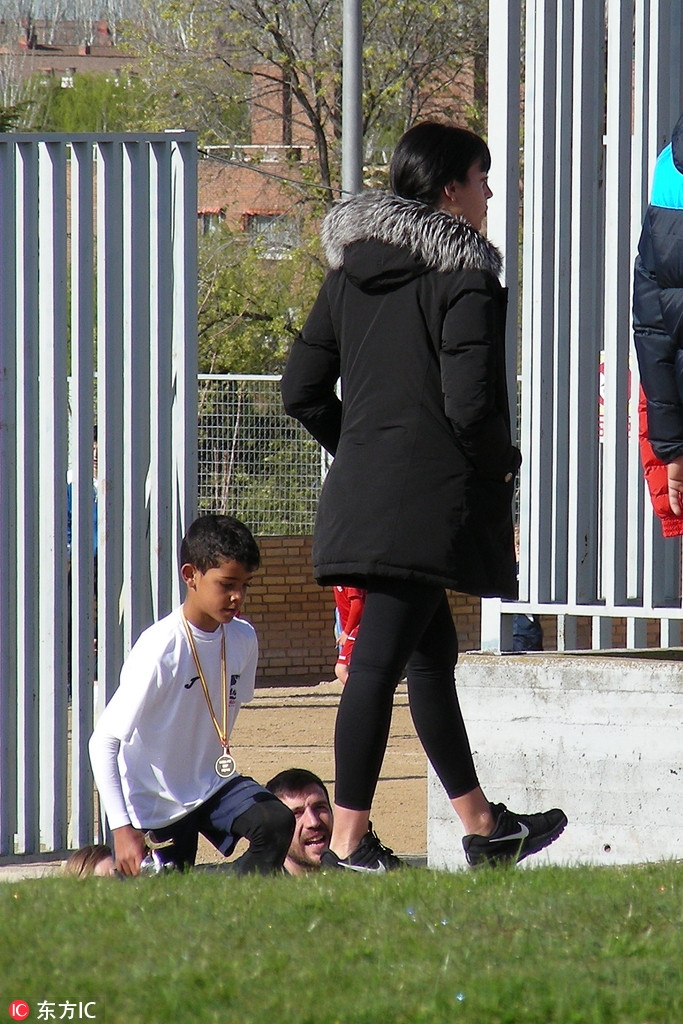 C罗女友观看迷你罗比赛