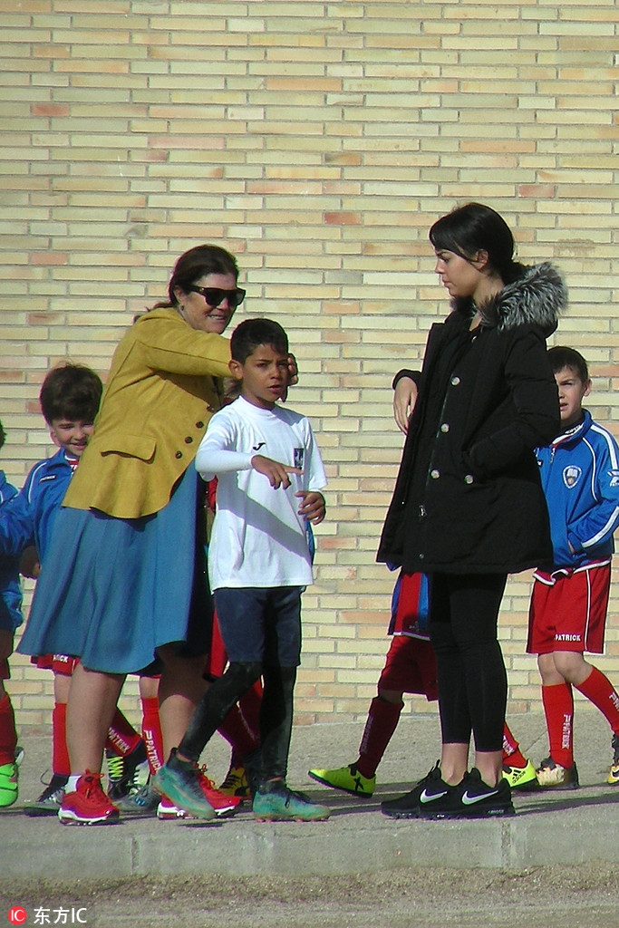 C罗女友观看迷你罗比赛