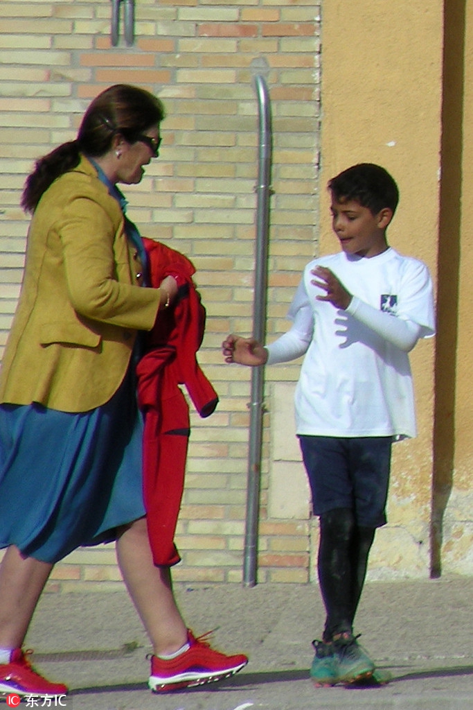 C罗女友观看迷你罗比赛