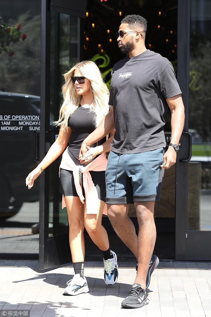 TT汤普森携卡戴珊外出关爱有加 贴心开门手牵手甜蜜撒糖