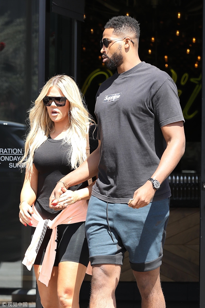 TT汤普森携卡戴珊外出关爱有加 贴心开门手牵手甜蜜撒糖