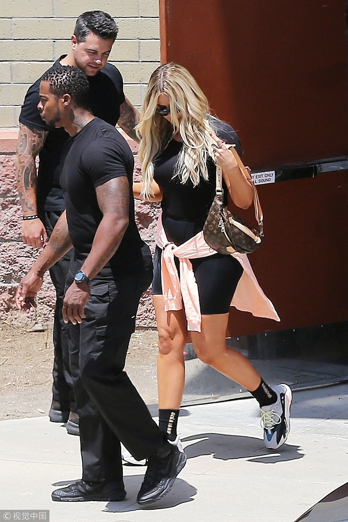 TT汤普森携卡戴珊外出关爱有加 贴心开门手牵手甜蜜撒糖