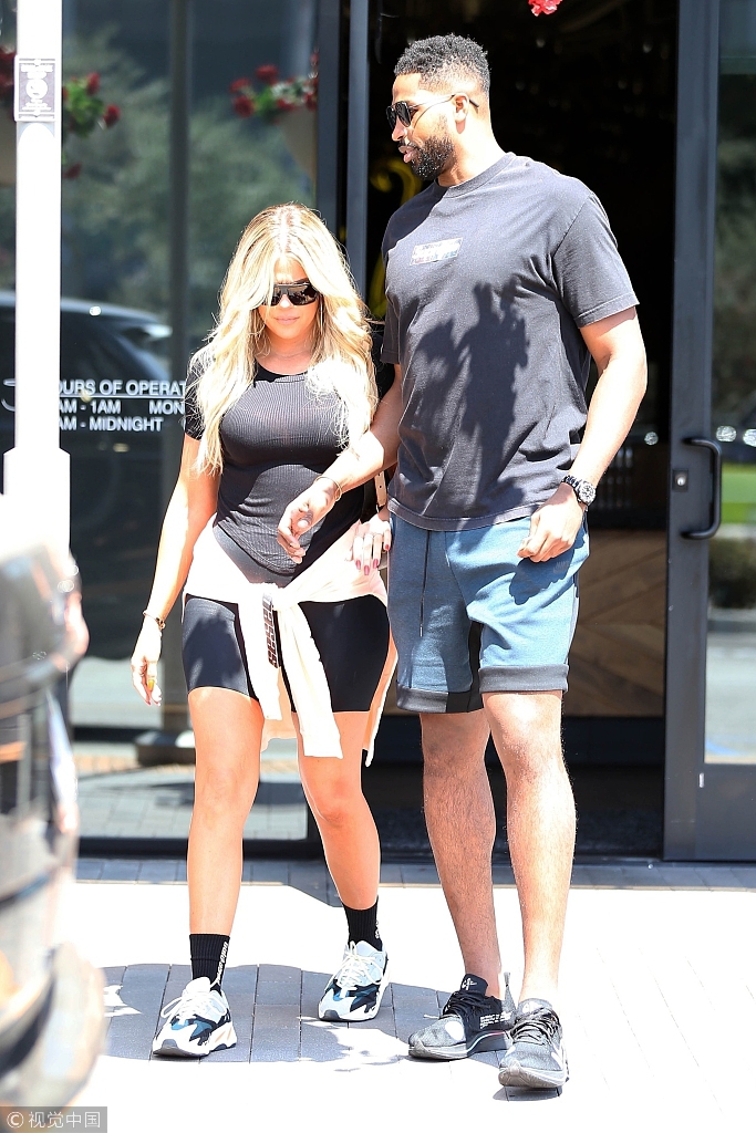 TT汤普森携卡戴珊外出关爱有加 贴心开门手牵手甜蜜撒糖