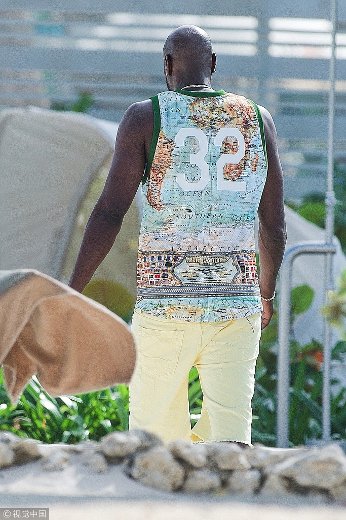 奥多姆携神秘女友海岛度假 手牵手秀恩爱女伴肥臀吸睛