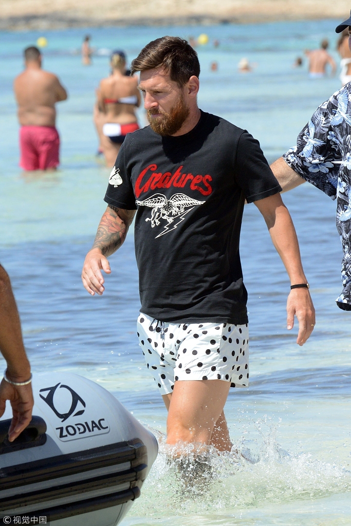 梅西度假和兄弟勾肩搭背不顾娃 娇妻安东内拉上围火爆撩发露甜笑