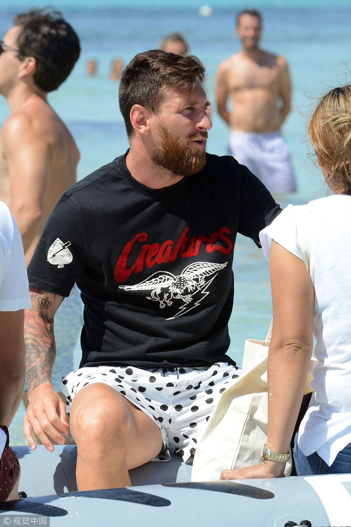 梅西度假和兄弟勾肩搭背不顾娃 娇妻安东内拉上围火爆撩发露甜笑