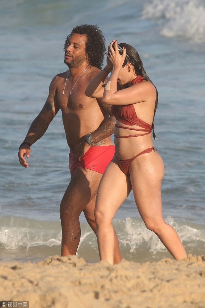 马塞洛海边度假与娇妻同行两人形影不离