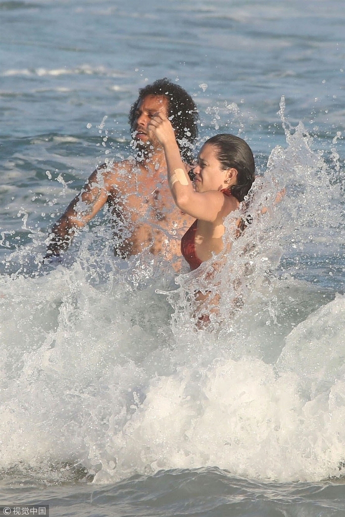 马塞洛海边度假与娇妻同行两人形影不离