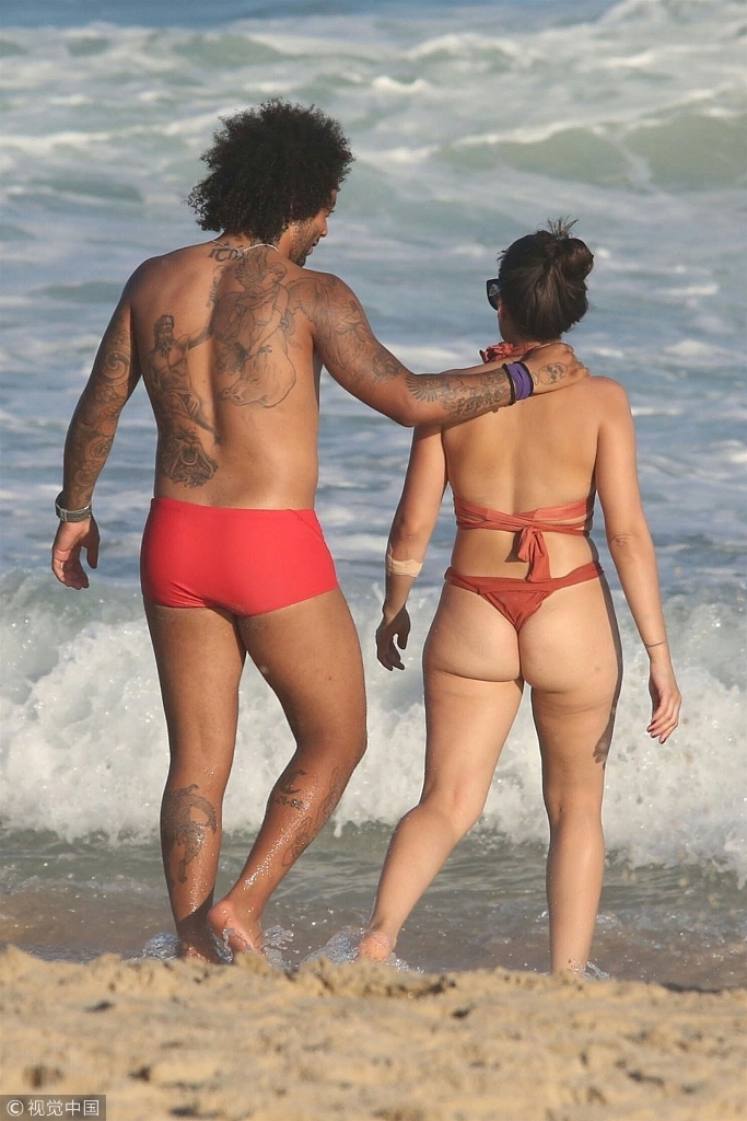 马塞洛海边度假与娇妻同行两人形影不离