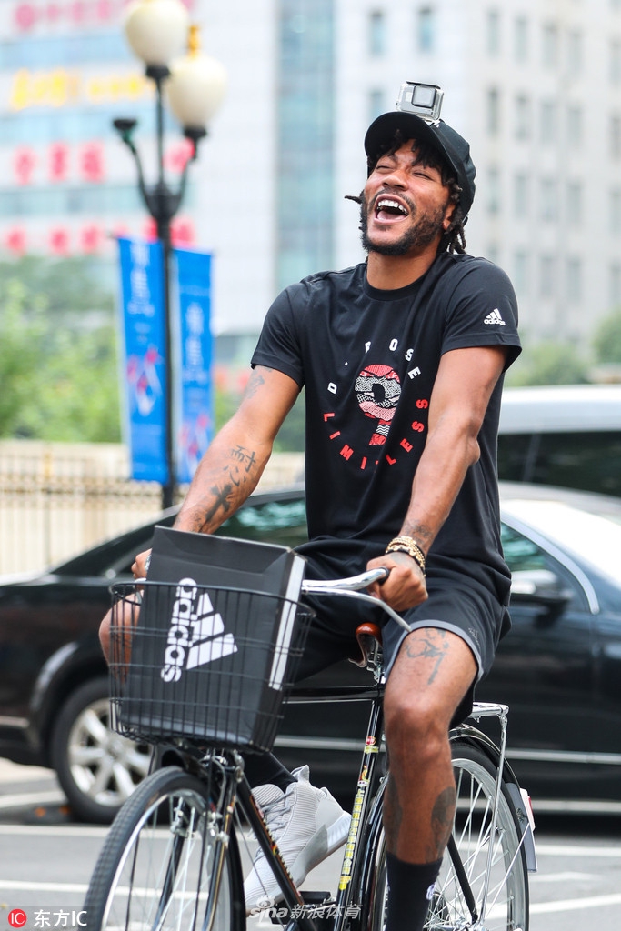 罗斯与球迷互动现场气氛火爆