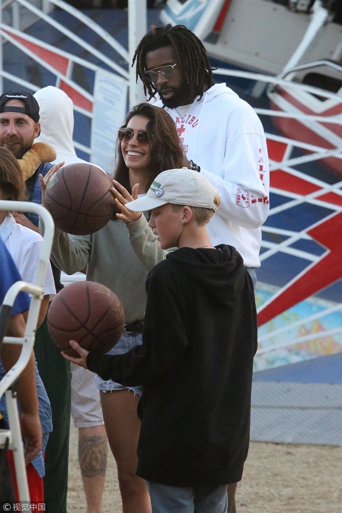 小乔丹休赛期度假享受二人世界