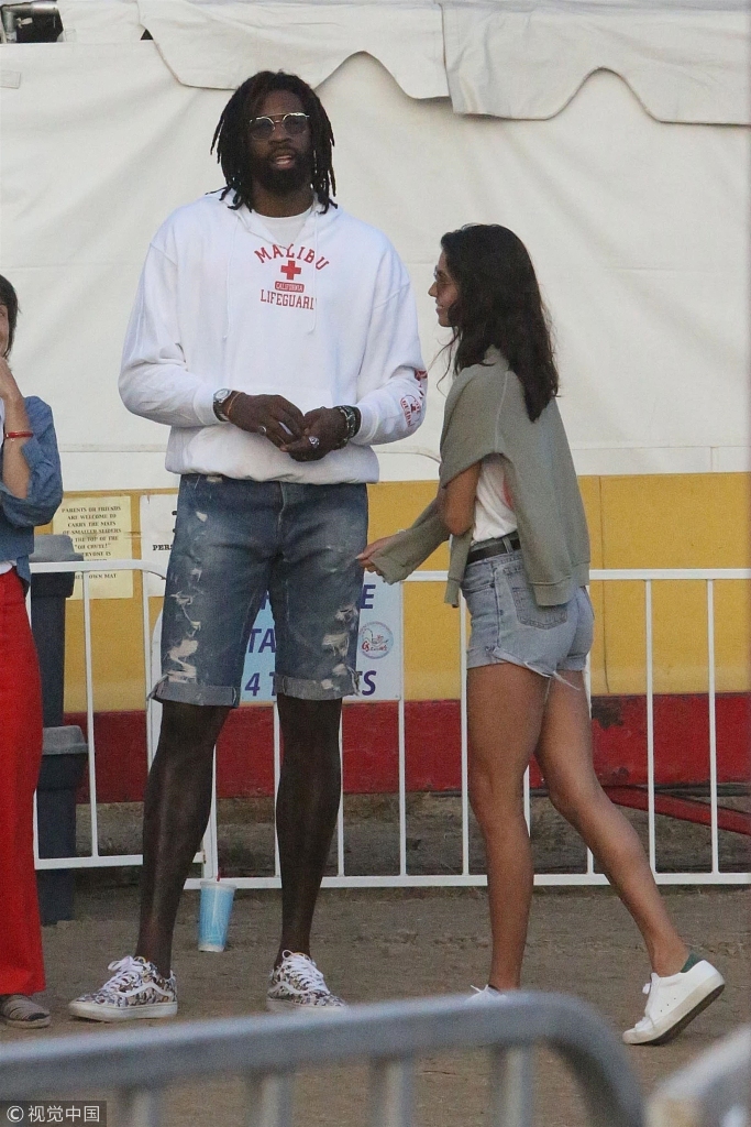 小乔丹休赛期度假享受二人世界