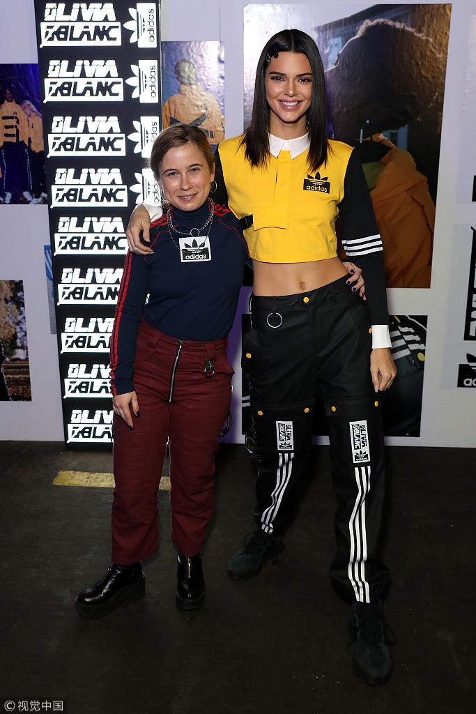 詹娜穿露脐运动装变活力少女