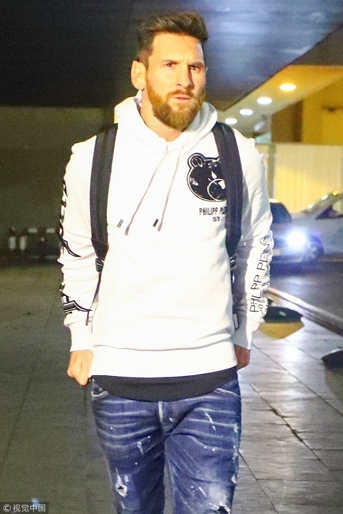 苏亚雷斯携家人出发度假奶爸架势十足