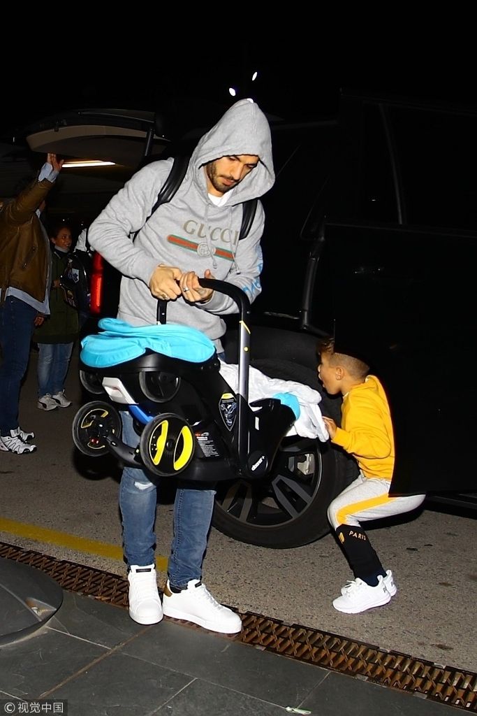 苏亚雷斯携家人出发度假奶爸架势十足