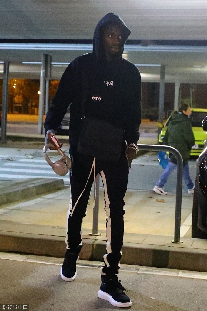 巴萨小将登贝莱享受休假时光