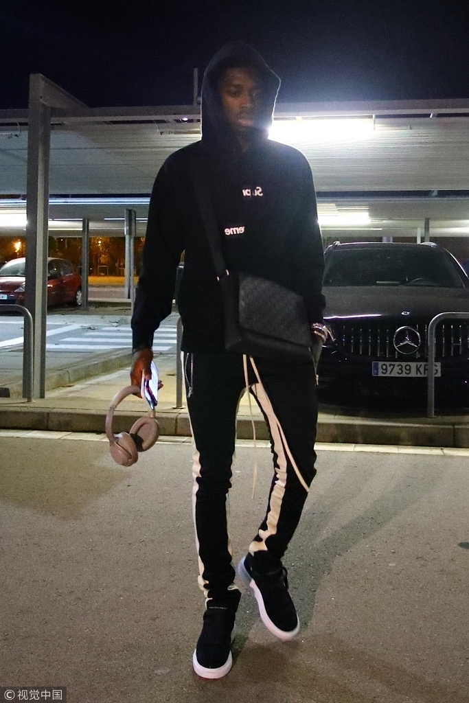 巴萨小将登贝莱享受休假时光