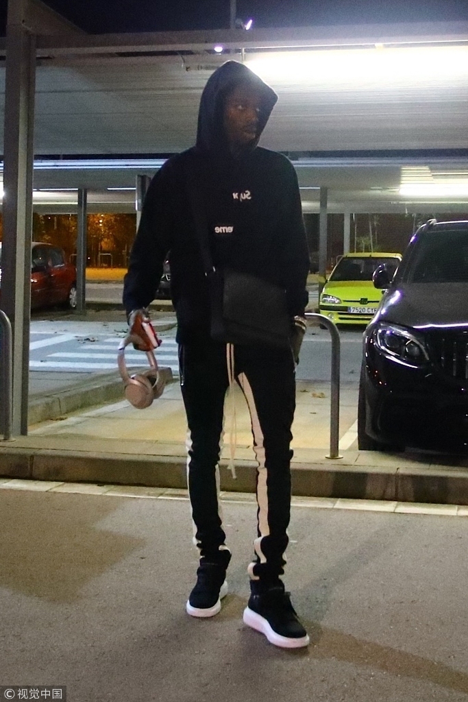 巴萨小将登贝莱享受休假时光