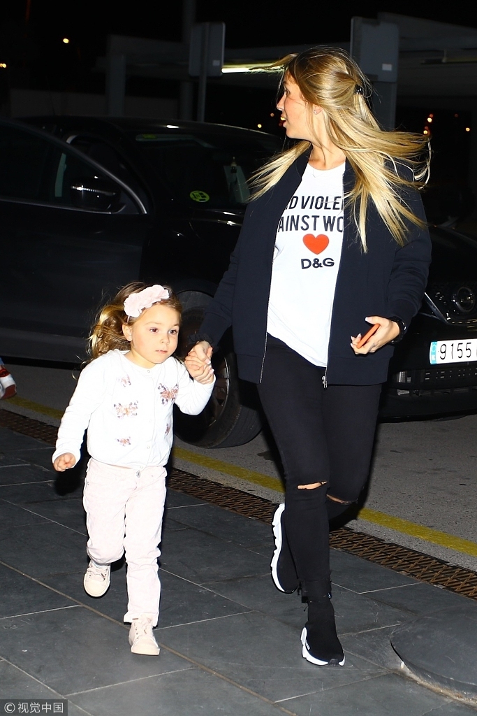 苏亚雷斯携家人出发度假奶爸架势十足