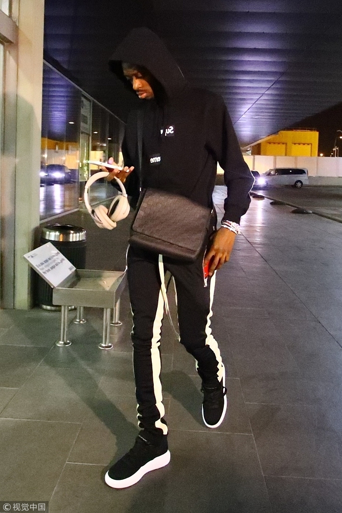 巴萨小将登贝莱享受休假时光