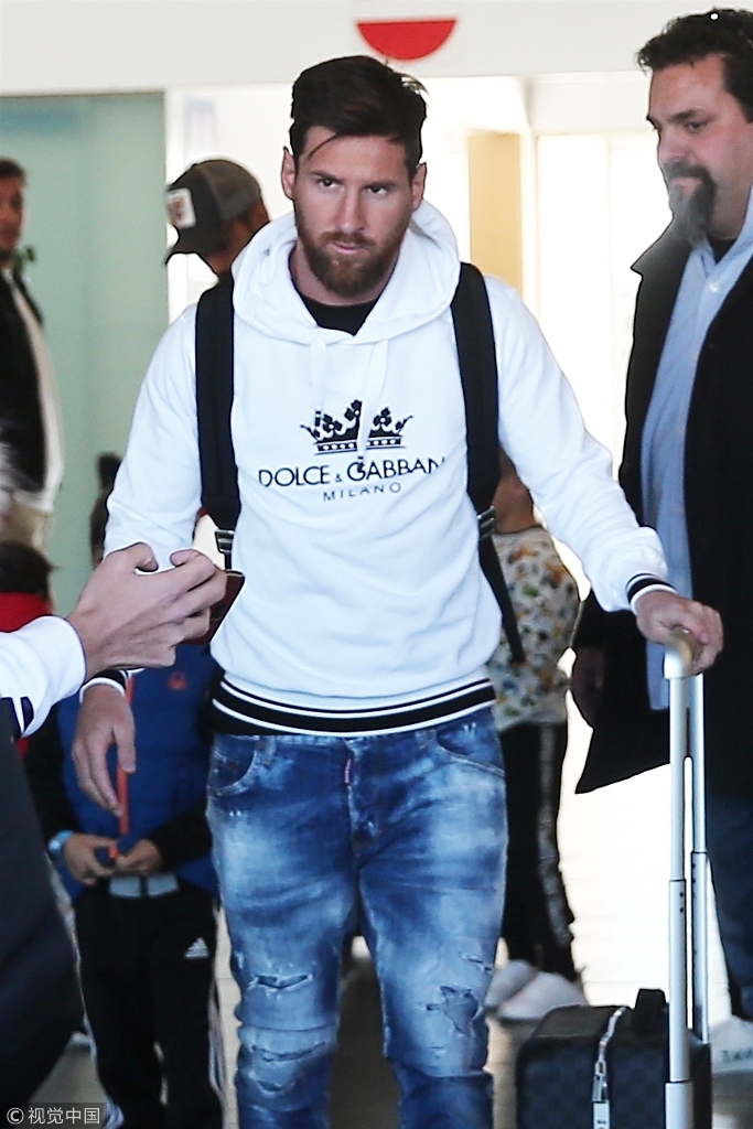 梅西苏牙机场现身 遇热情球迷围堵求签名合影